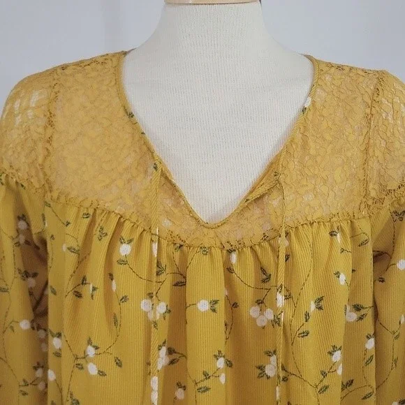 MODCLOTH Floral Lace V-neck Top size S - Picture 2 of 9